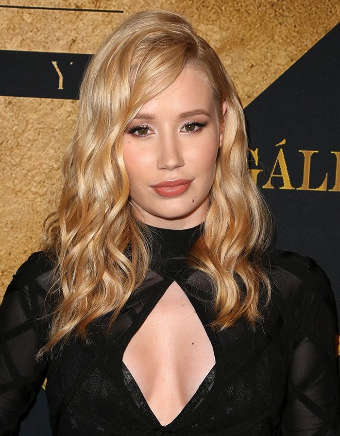 Iggy Azalea styled her hair in loose golden waves and complemented it with a subtle makeup look featuring dark eyeliner and neutral lipgloss