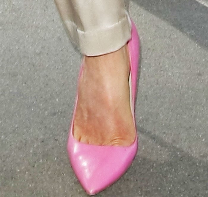 Kate Beckinsale's feet in bubblegum pink Salvatore Ferragamo pumps