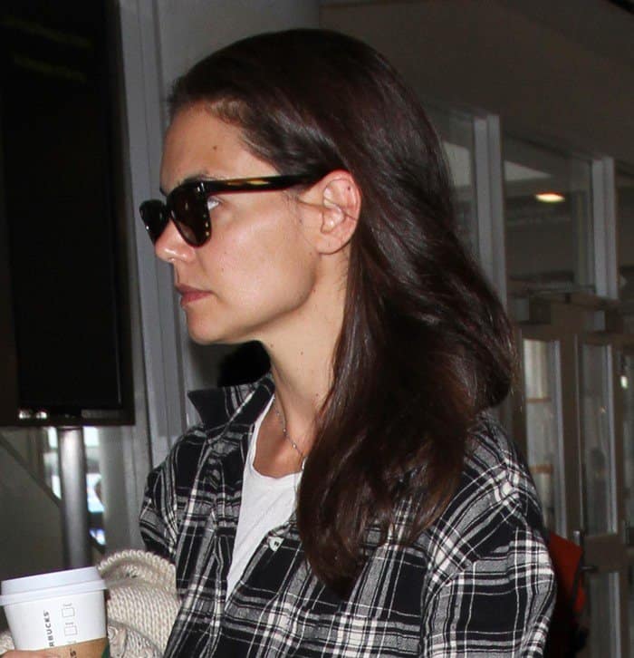 Katie opted for minimal makeup, letting her natural beauty shine through with a fresh, bare-faced look perfect for travel