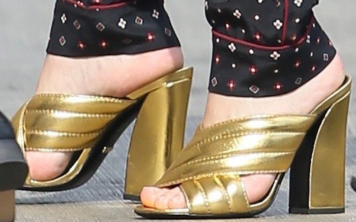 Margot Robbie's feet in gold Gucci mules