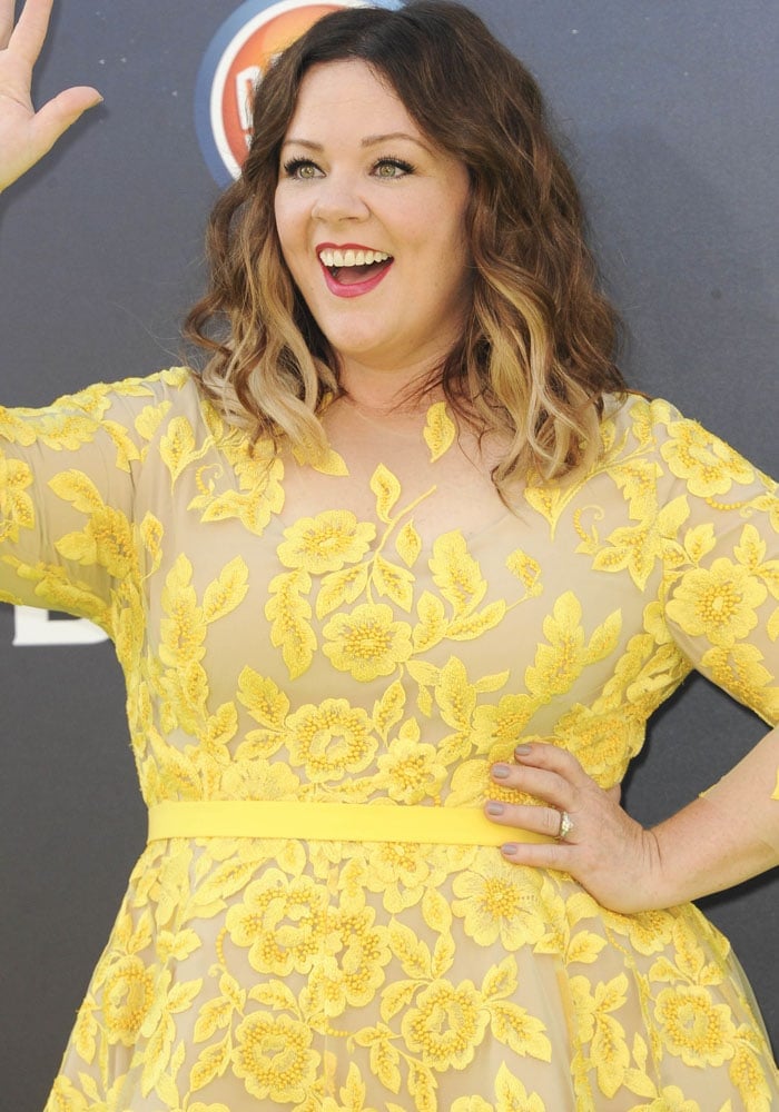 Melissa McCarthy looked amazing in a yellow flared dress