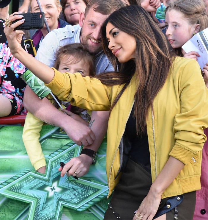 Nicole takes a selfie with a father-and-daughter duo