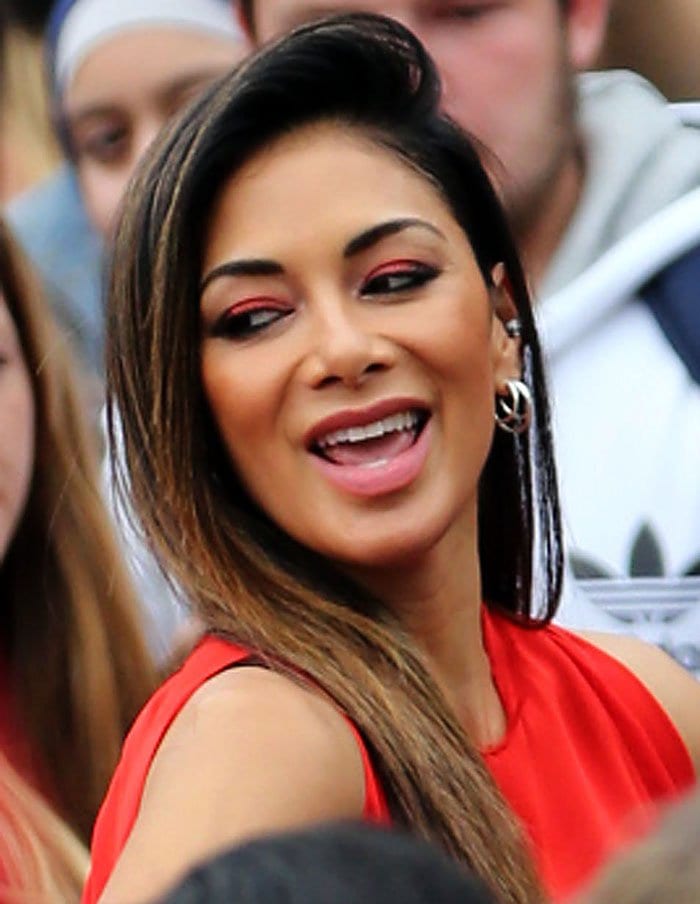 Nicole Scherzinger straightens her hair for an "X Factor" appearance