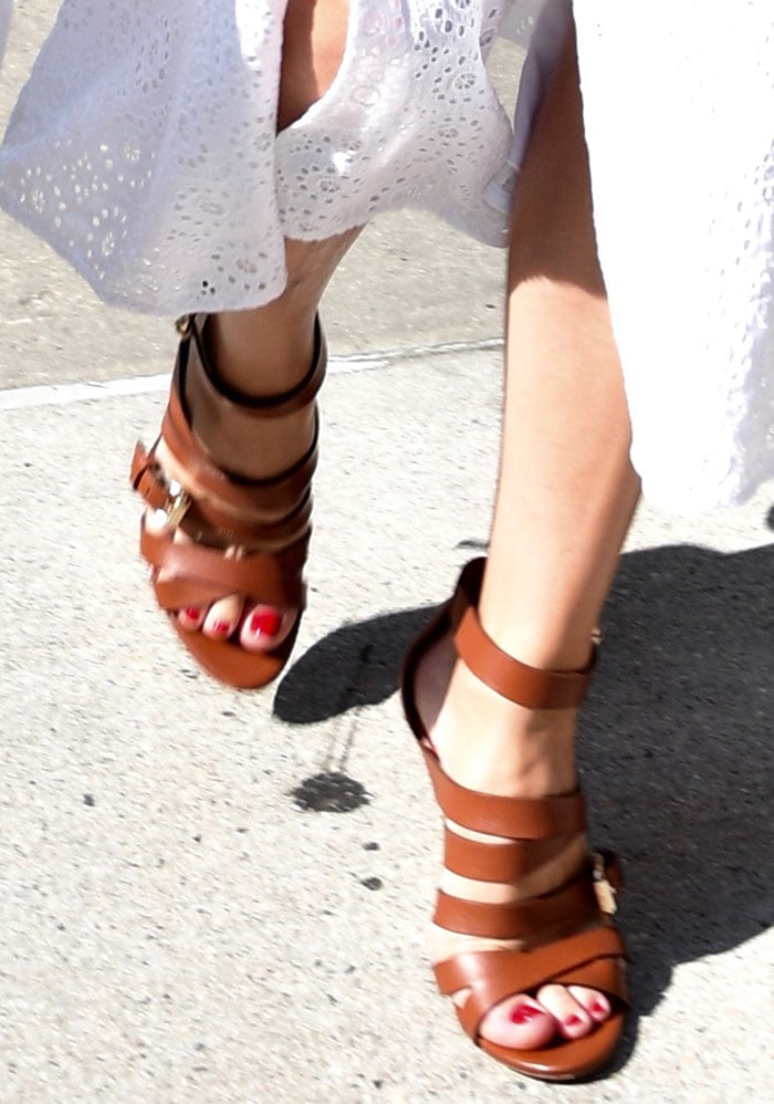 Olivia Palermo's brown heels beautifully complemented her outfit and added a touch of elegance