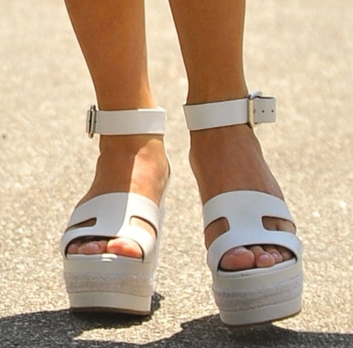 Reese Witherspoon in Hermes wedge sandals