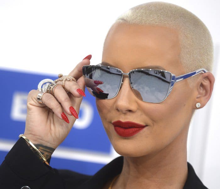 Amber Rose shows off her buzzed blonde hair at the 2016 MTV Video Music Awards