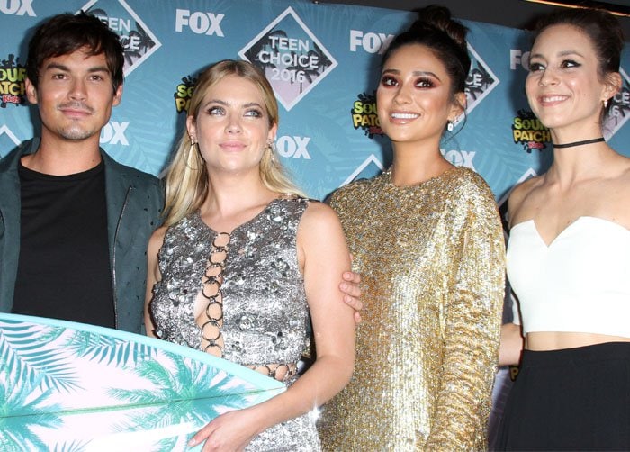 Ashley Benson Teen Choice Michael Kors 4Tyler Blackburn, Ashley Benson, Shay Mitchell, and Troian Bellisario pose with the award for Choice TV Show: Drama for 