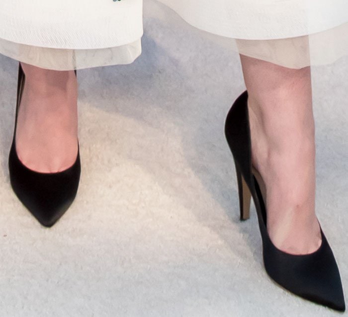 Elle Fanning's feet in satin Marc Jacobs pumps