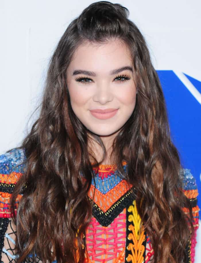 Hailee Steinfeld wears her hair half-up at the 2016 MTV Video Music Awards