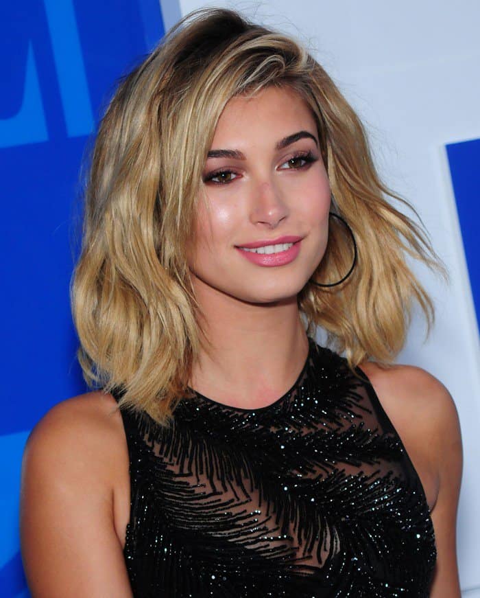 Hailey Baldwin wears her blonde hair down at the 2016 MTV Video Music Awards