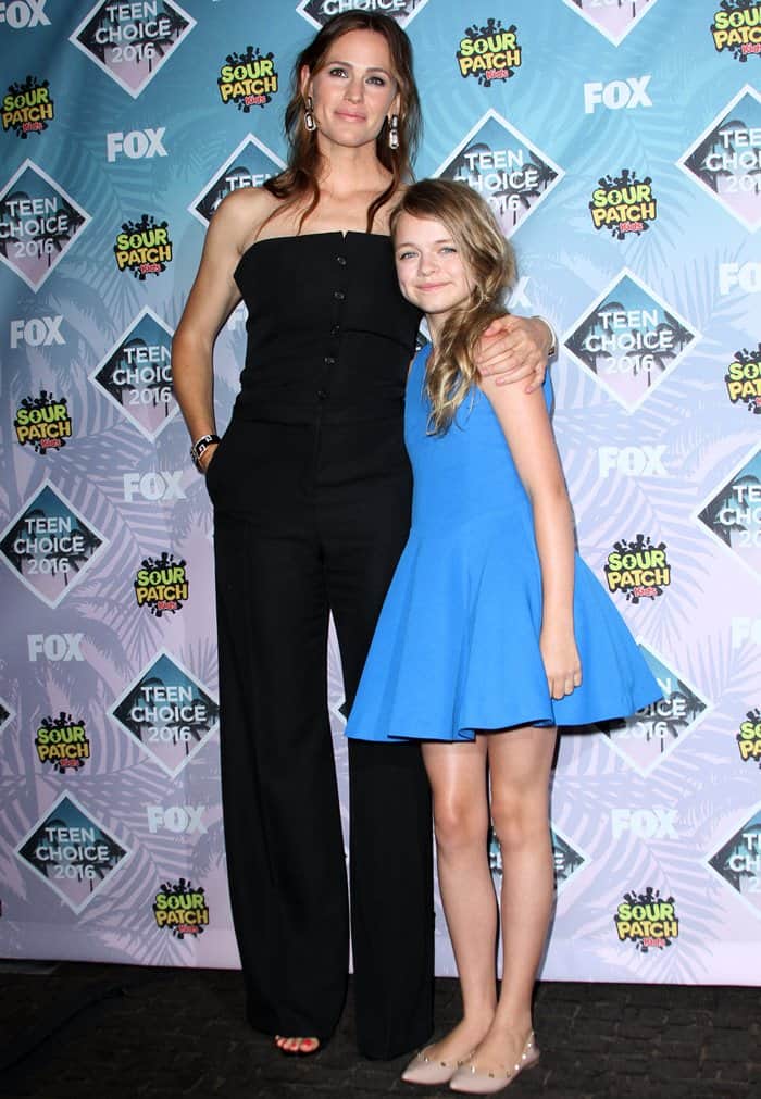 Jennifer Garner rocks a chic black strapless jumpsuit while Kylie Rogers stuns in a vibrant blue dress at the 2016 Teen Choice Awards