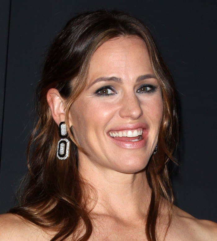 Jennifer Garner radiates with her soft waves, natural makeup, rosy lips, and smoky eye look