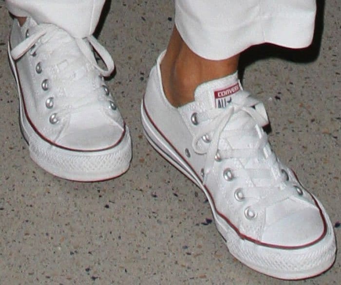 Jessica Alba's feet in white Converse Chuck Taylor sneakers