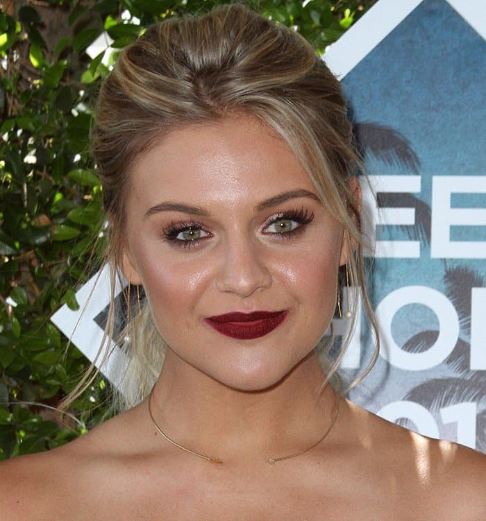Kelsea Ballerini left a lasting impression with her remarkable choice of attire at the Teen Choice Awards 2016