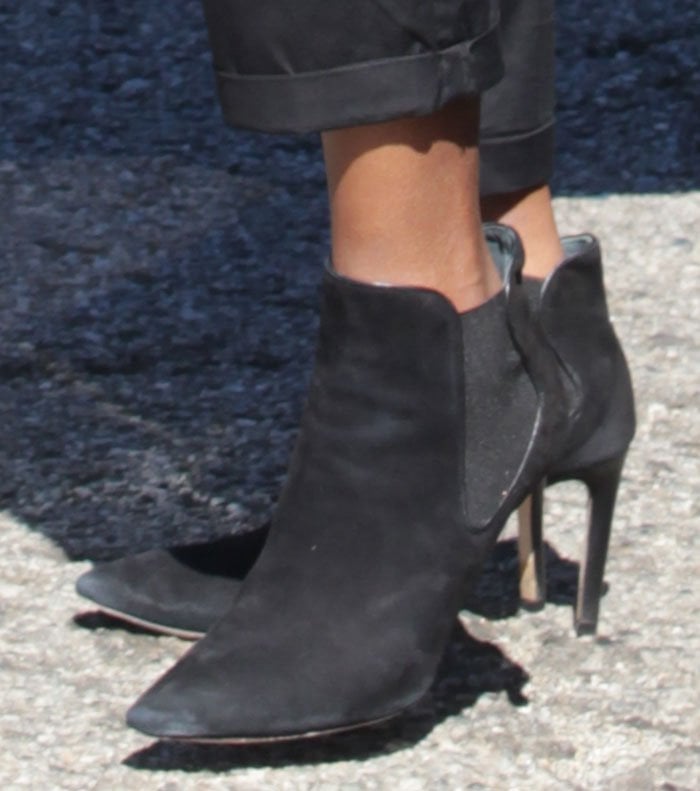 Kerry Washington wears a pair of black stiletto-heeled ankle boots