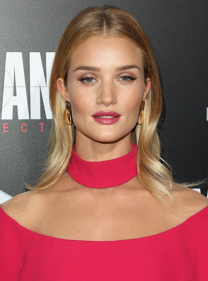Rosie Huntington-Whiteley center parts her blond hair for the premiere of "Mechanic: Resurrection"