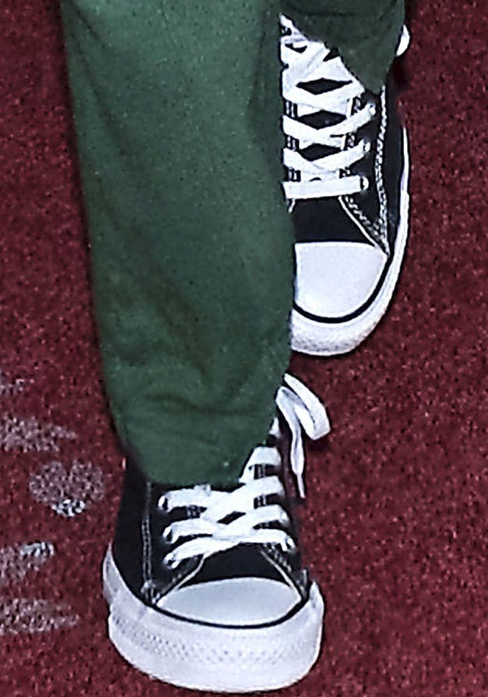 Selena paired her comfortable travel wear with the Converse Chuck Taylor "All-Star" sneakers