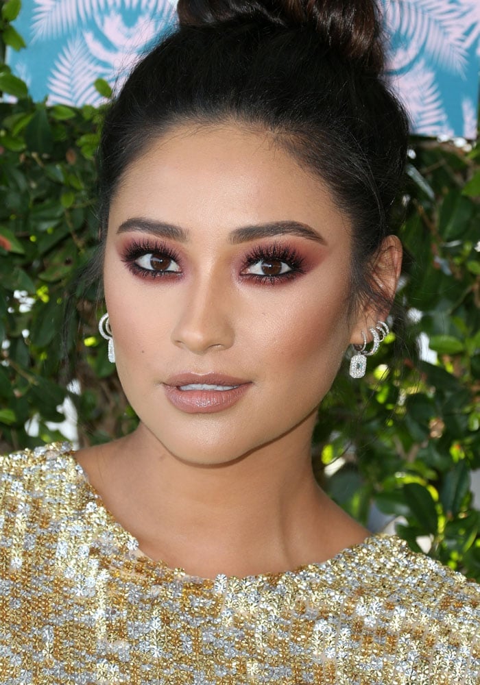 Shay Mitchell wears her hair up at the 2016 Teen Choice Awards