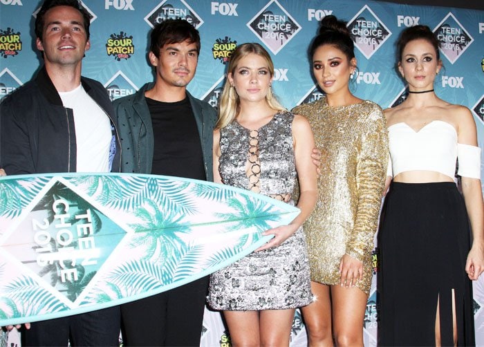 Actors Ian Harding, Tyler Blackburn, Ashley Benson, Shay Mitchell, and Troian Bellisario pose with the award for Choice TV Show: Drama for 'Pretty Little Liars' in the press room during Teen Choice Awards 2016