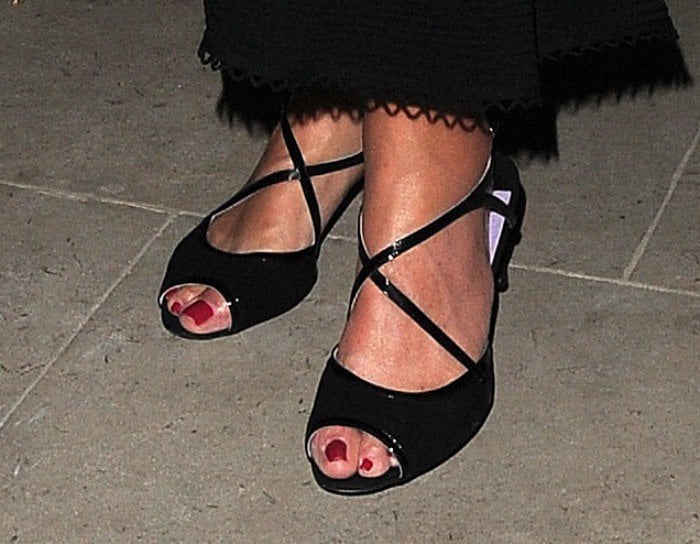 Caitlyn Jenner shows off her feet in black kitten heels