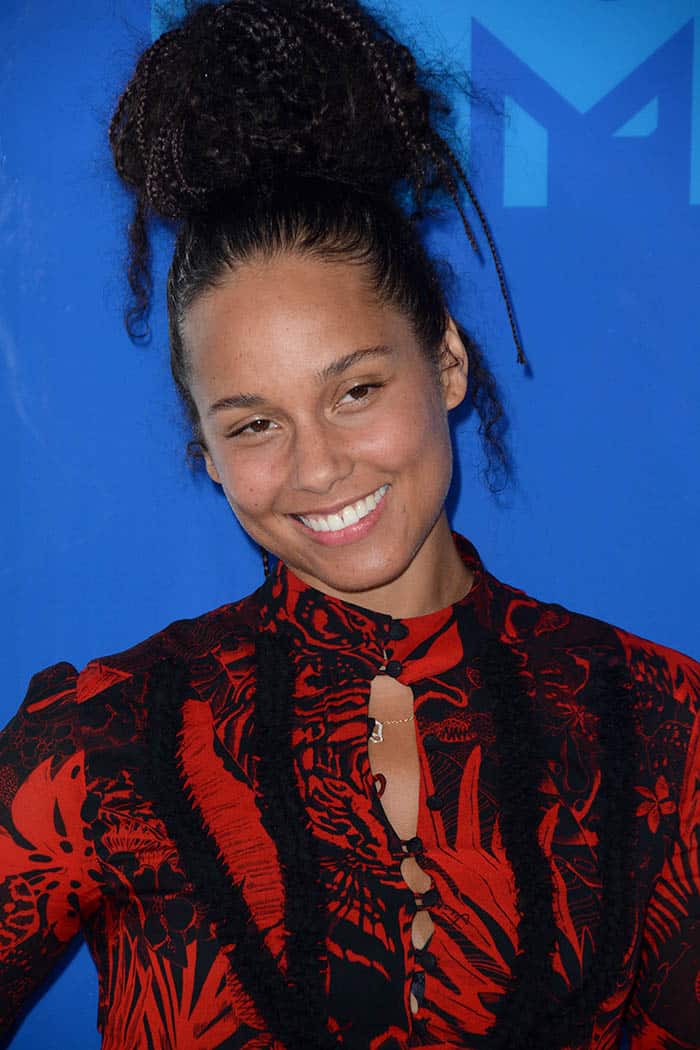 Alicia Keys made a bold statement at the 2016 MTV Video Music Awards by going makeup-free in a red and black Just Cavalli dress