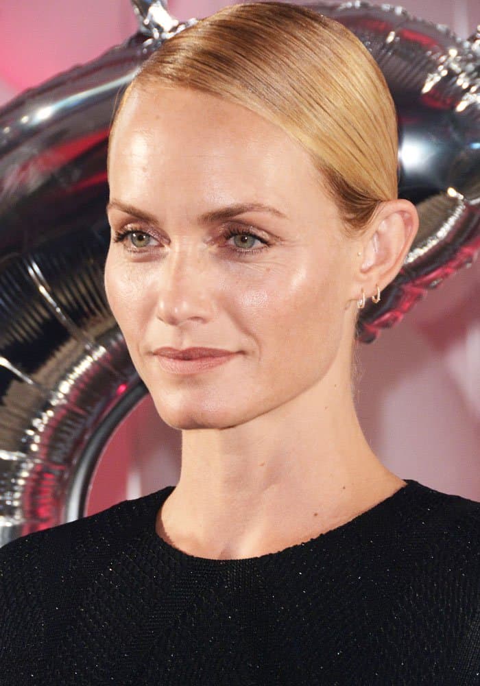 In September 2016, Amber Valletta unveiled her talent for rapping at the 20th-anniversary event of Jimmy Choo in New York