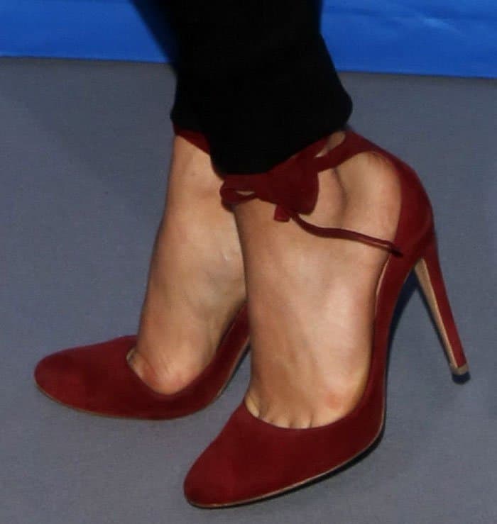 chloe-grace-moretz-gianvito-rossi-carla-red-suede-pumps