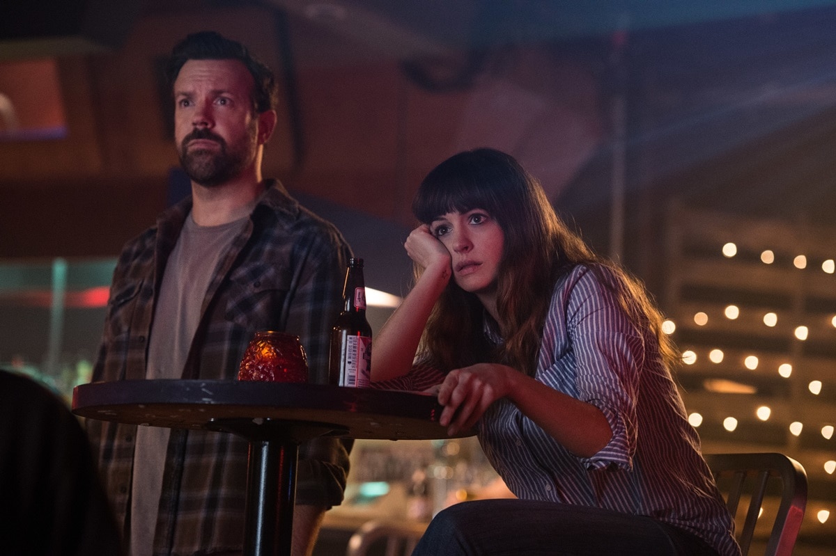 Anne Hathaway as Gloria and Jason Sudeikis as Oscar in the 2016 science fiction black comedy film Colossal