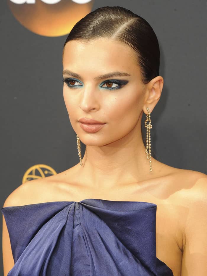 Emily Ratajkowski shows off her Zephyr drop chain earrings