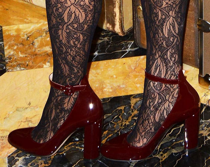 Eva Mendes wears Gianvito Rossi “Sherry” pumps in a wine-red patent finish