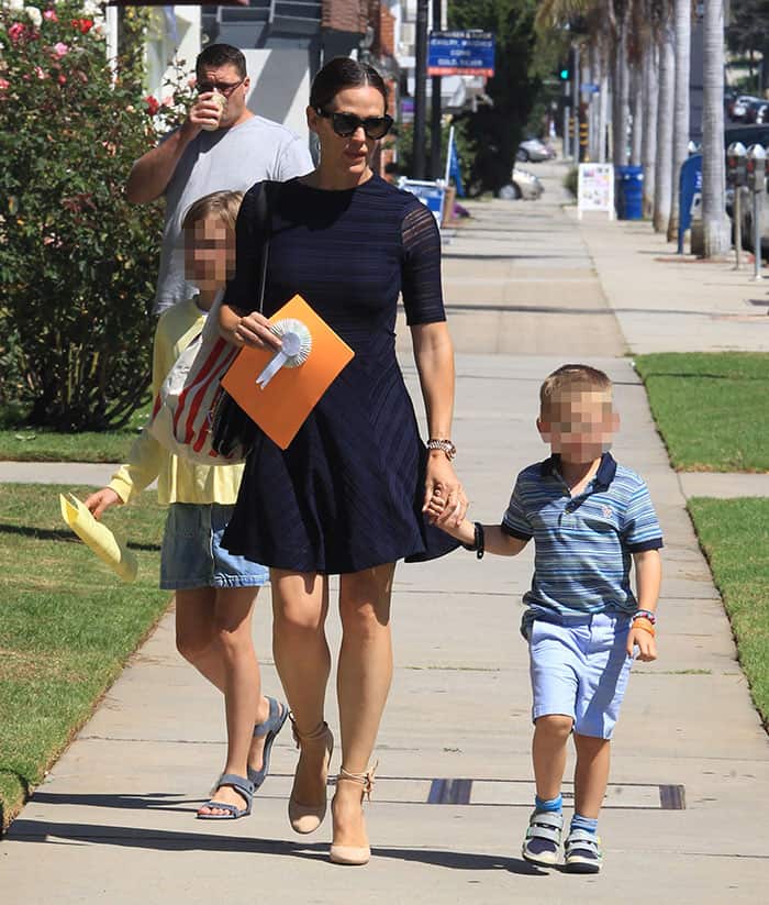 Jennifer Garner looked classy in a navy mini dress