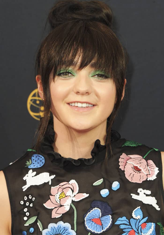 Maisie Williams' ridiculously green eyeshadow at the 68th Emmy Awards