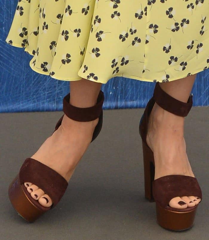 Naomi Watts, who wears a US shoe size 7, showed off a dark burgundy pedicure in her strappy Nicholas Kirkwood platform sandals