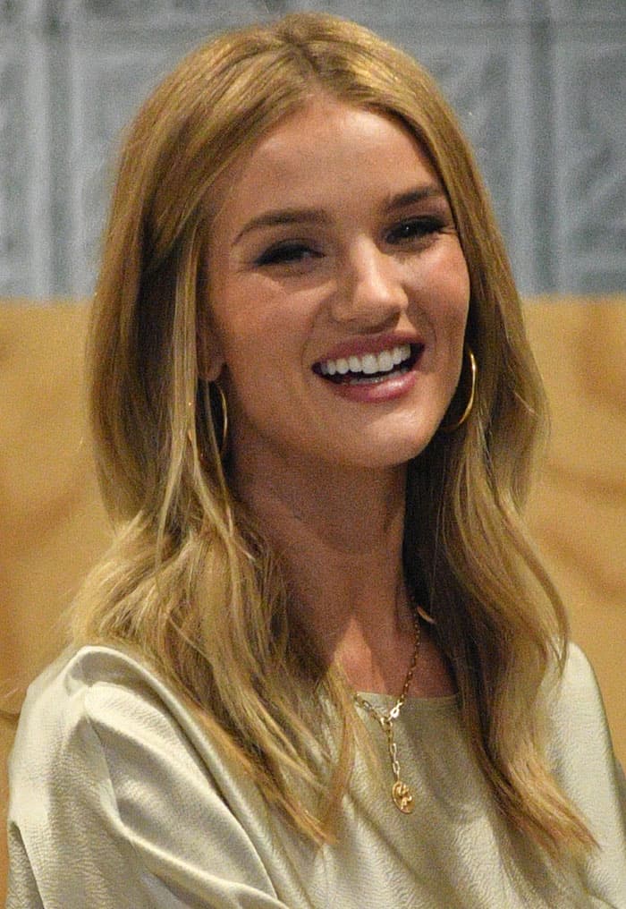 Rosie Huntington-Whiteley's blonde tresses down with a center parting