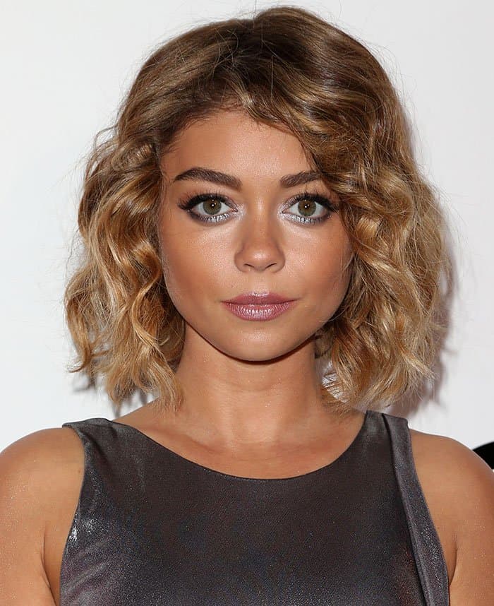Sarah Hyland styled her hair with side-parted curls and accentuated her look with a silver metallic eye and a pink lip