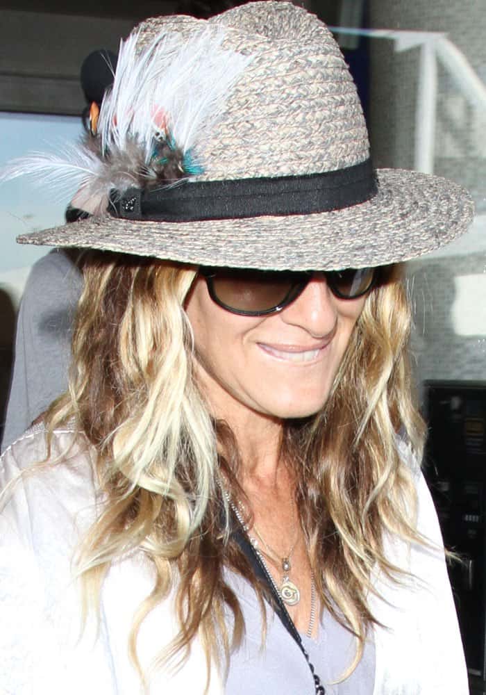 On September 27, 2016, at the Los Angeles International Airport (LAX), Sarah Jessica Parker was spotted sporting a fedora hat and sunglasses