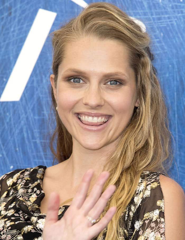 On September 4, 2016, during the 73rd annual Venice Film Festival at Palazzo del Casino in Venice, Italy, Teresa Palmer elegantly styled her hair in a half-up, half-down fashion for the "Hacksaw Ridge" photo call