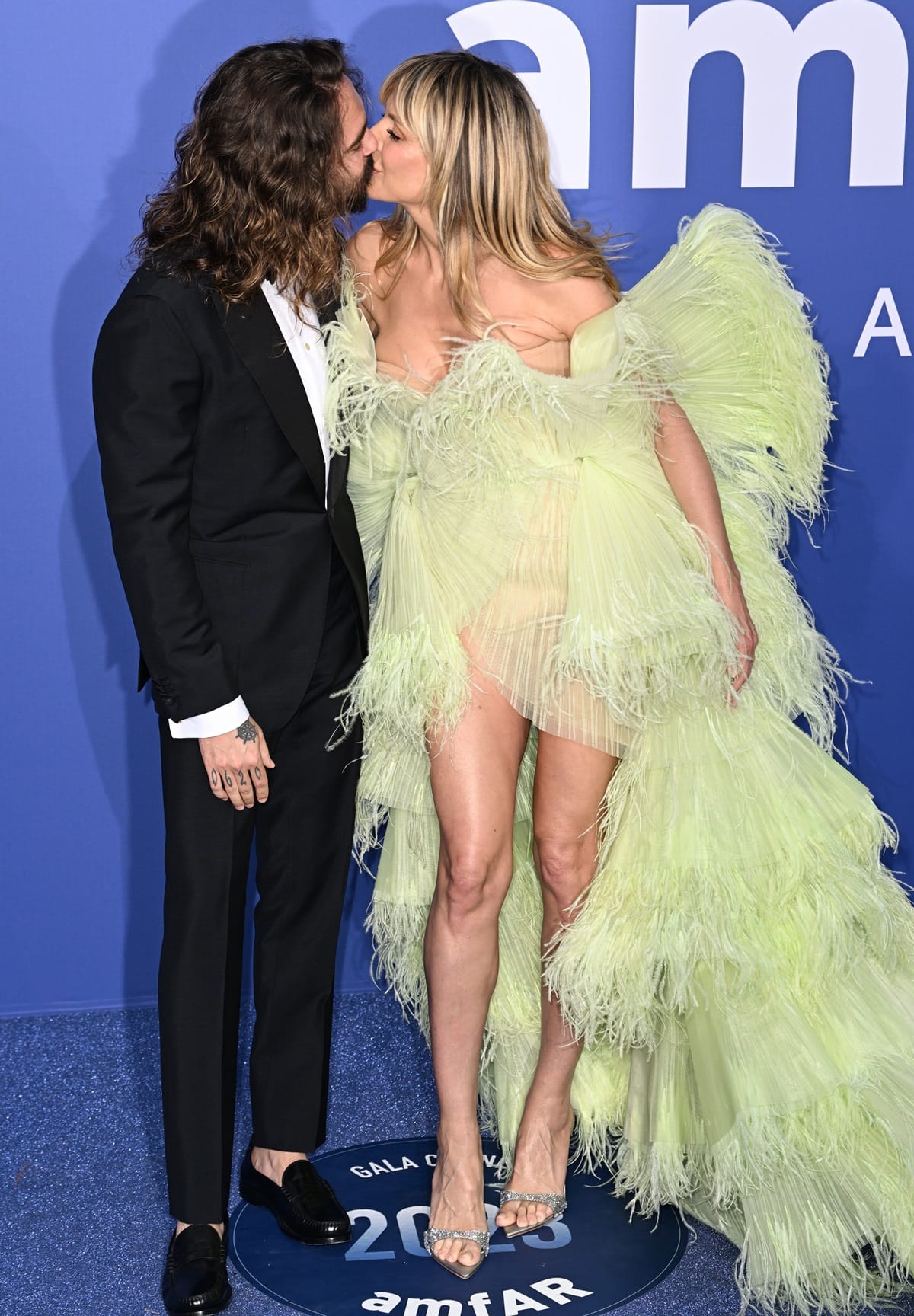 Tom Kaulitz and Heidi Klum, who share a 16-year age difference, share a passionate kiss at the amfAR Cannes Gala 2023