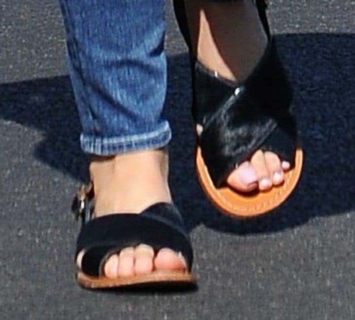Lana Del Rey's feet in casual black sandals