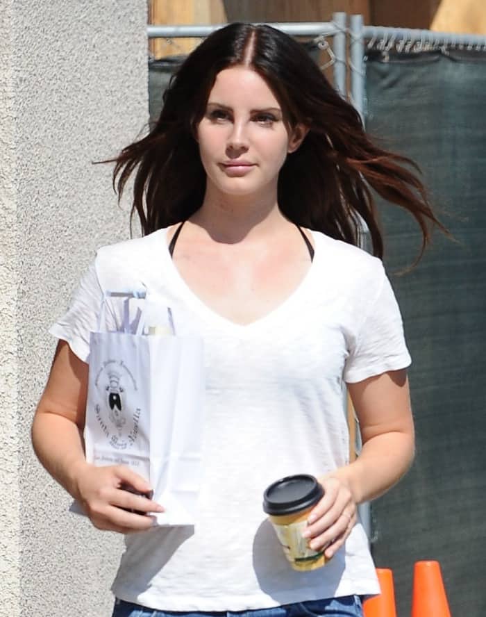 Lana Del Rey Grabs Coffee in Casual Jeans, T-Shirt & Black Sandals