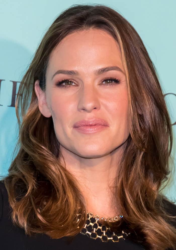 Jennifer Garner's natural beauty took center stage as she wore her hair down in soft waves, accompanied by subtle makeup