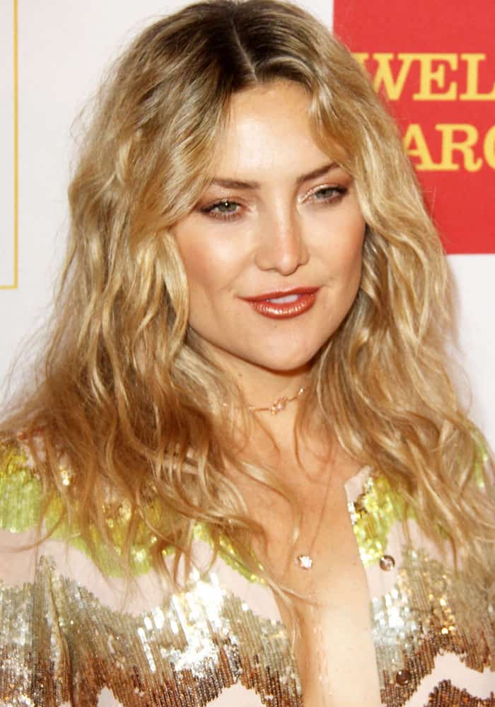 Kate Hudson wears a double chain lariat necklace at the 2016 GLSEN Respect Awards