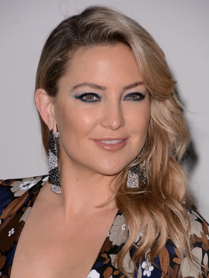 Kate Hudson adorned herself with retro waves and dark eyeliner, which beautifully accentuated her mesmerizing green eyes