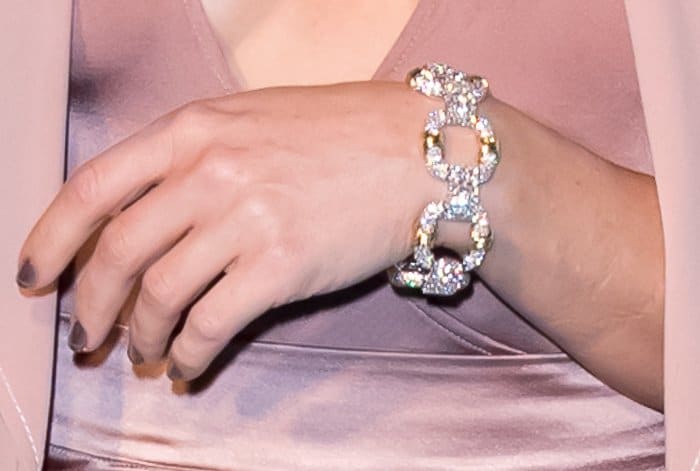 Kate Hudson completes her look with a luxurious linked chain bracelet from Tiffany & Co.