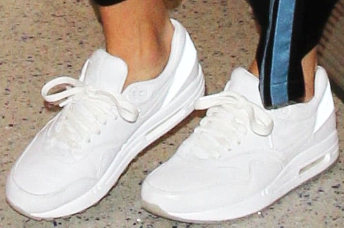 Kendall dresses down in the Nike Air Max Thea sneakers in white