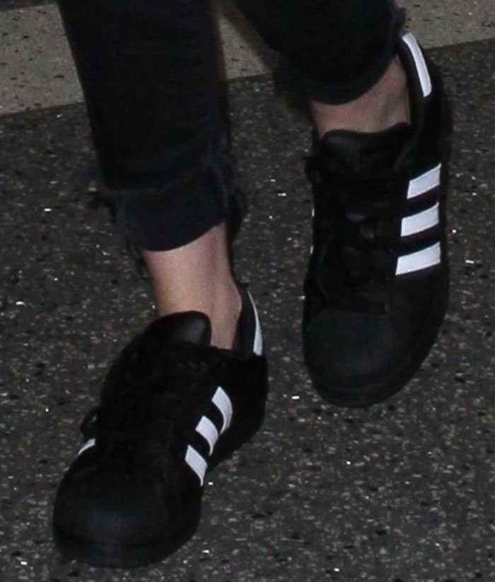 For footwear, Kristen Stewart selected the timeless Adidas "Superstar 2" sneakers