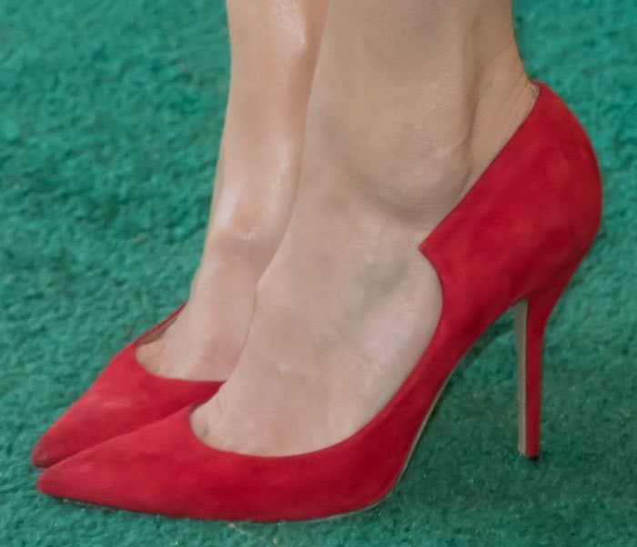Mandy Moore displays her big feet in red Paul Andrew "Manhattan" pumps