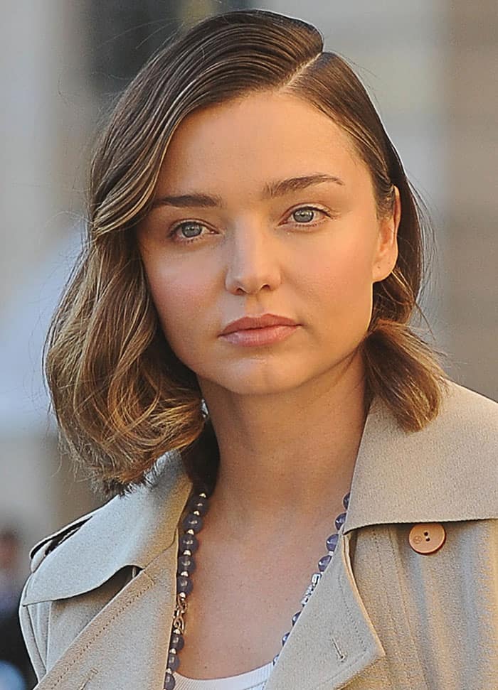 Miranda Kerr's lustrous wavy hair and subtle makeup completed the look perfectly