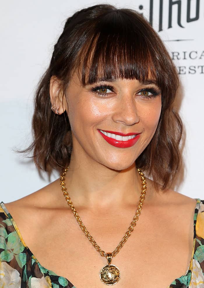 Rashida Jones picked a pendant necklace that drew further attention to her décolletage