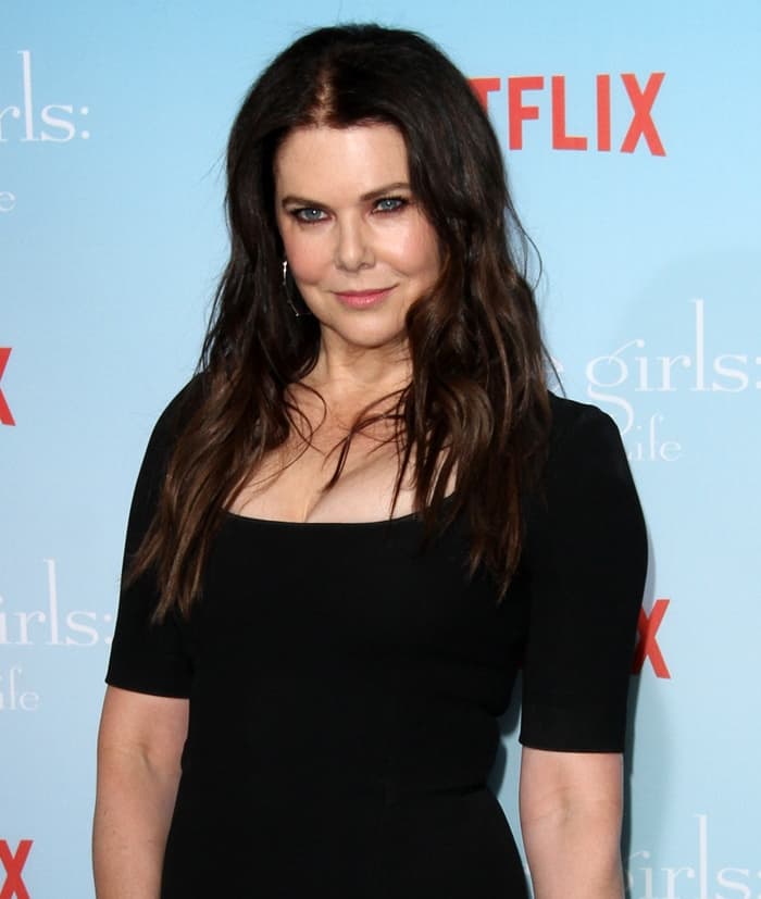 Lauren Graham's voluminous waves and soft smokey eye perfectly complemented her glowing complexion, while her subtle nude lip added a natural finish to her glamorous look